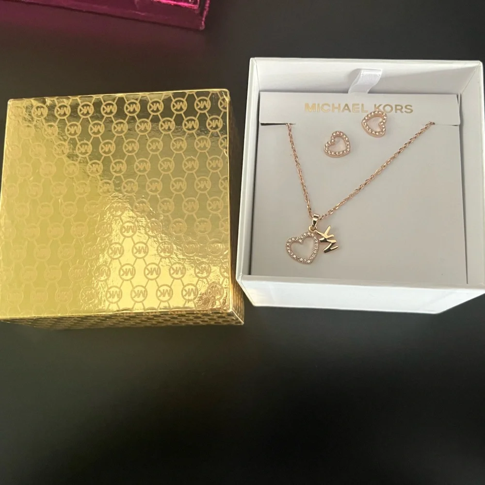 Michael Kors Rose Gold Crystal Heart Stud Earring & Logo Charm necklace Box Set - Picture 3 of 5